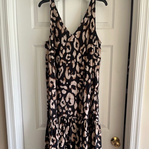H&M Dresses & Skirts - EUC Women’s H&M animal print V-neck dress size M